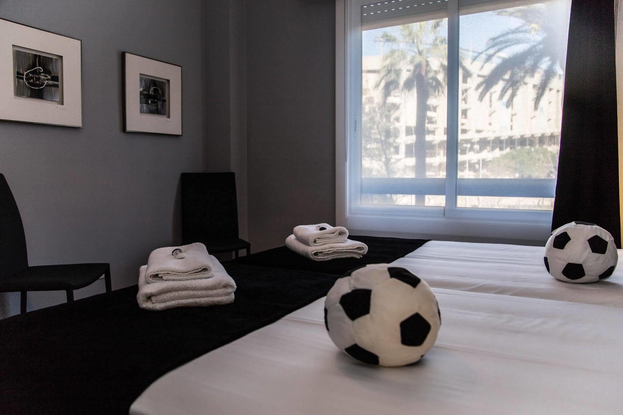 Alcam Futbol Apartment บาร์เซโลนา ภายนอก รูปภาพ